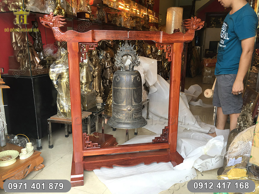 chu&ocirc;ng đồng treo gi&aacute; gỗ hương